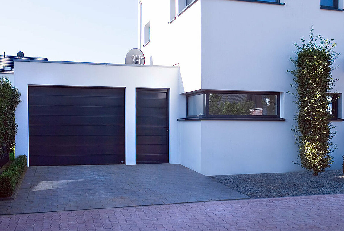 Garagen-Sektionaltor in dark grey